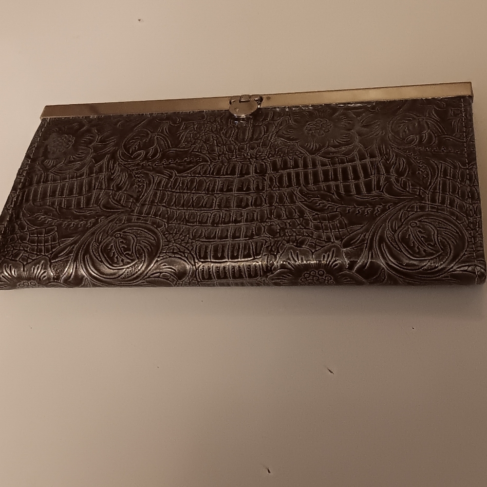 BRAND NEW !!! LADIES WALLET, BEAUTIFUL FLOWER TYPE DESIGNS.